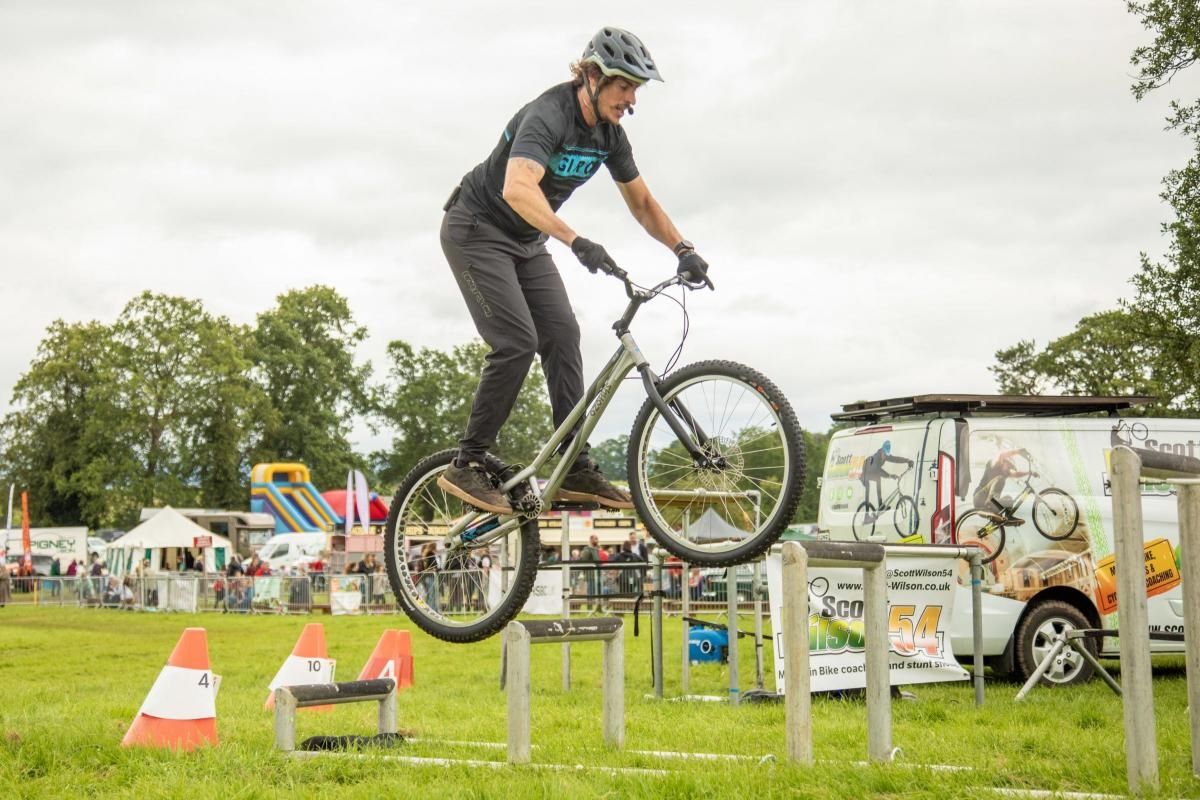 Clouds fail to dampen Skelton Show's spirit
