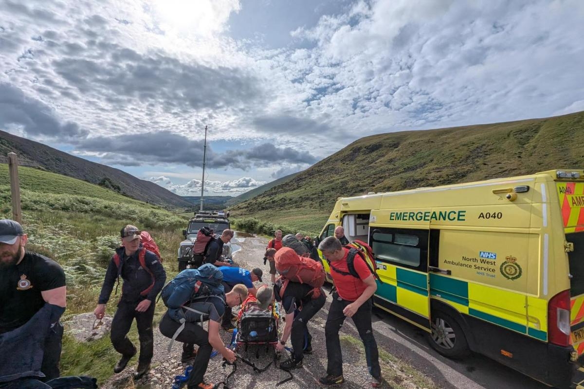 Mountain Rescue Teams help ill camper at Great Lingy Hill