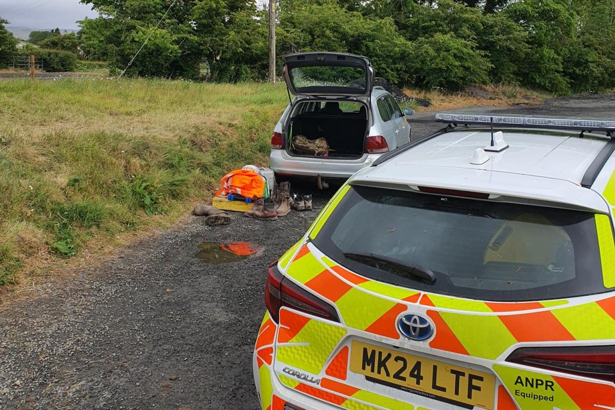 Man arrested after police found two lock knives in his car