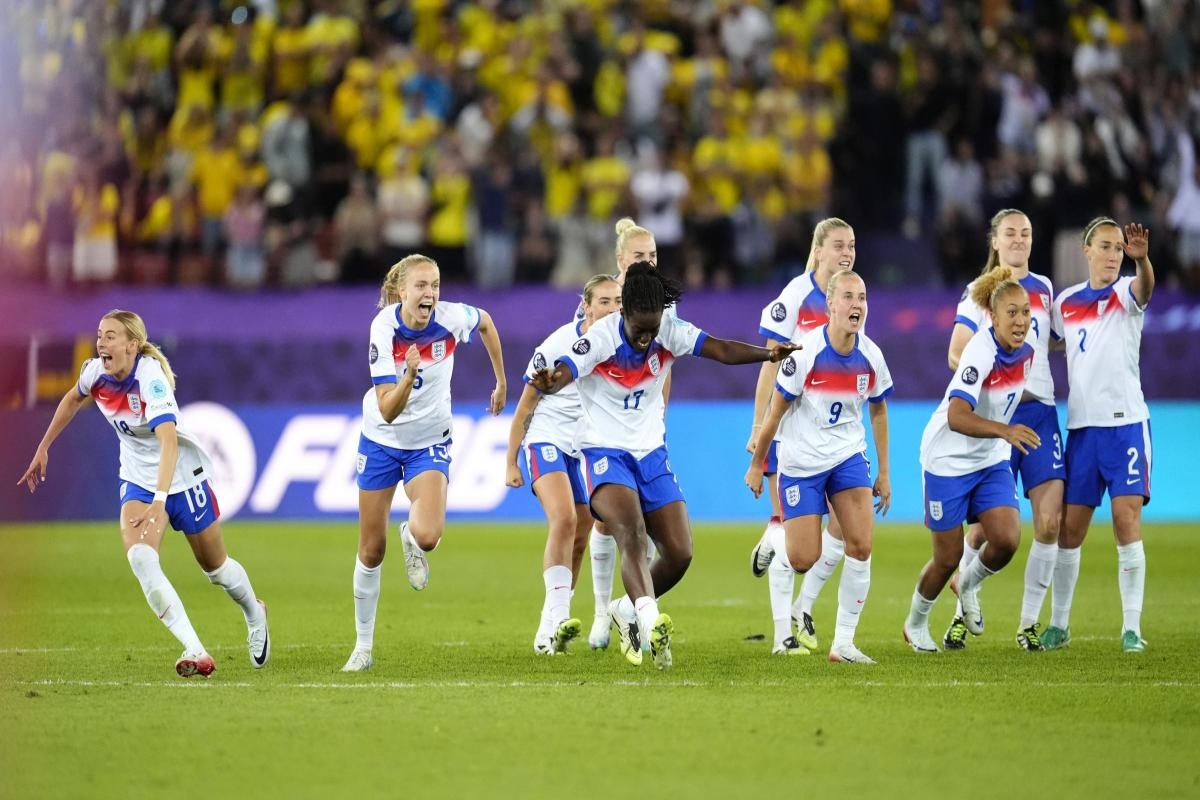 'What an inspiration': Fans celebrate the Lionesses' Euros victory