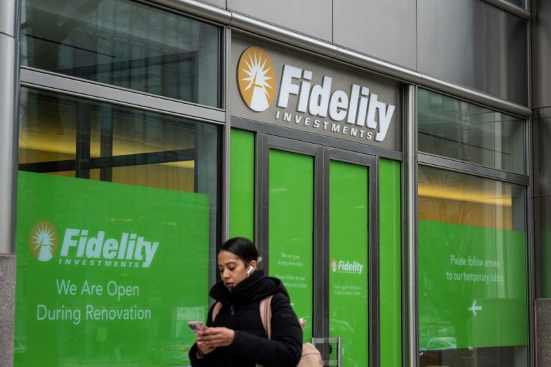 401(k) savings rate hits record but balances drop 3%: Fidelity