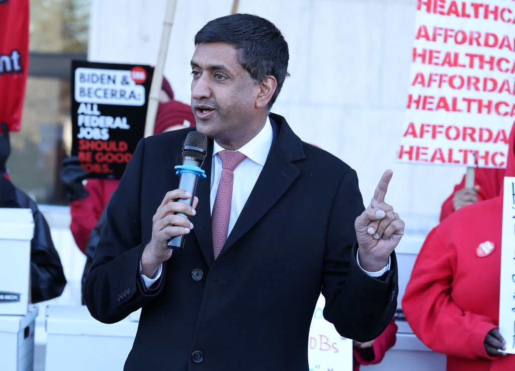 California Democrat brings Trump, Vance critique to Ohio