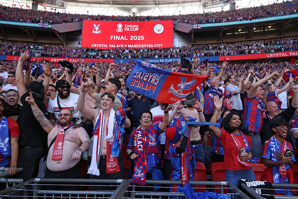 😍 Palace pay stunning tribute as generations get set to mark historic feat