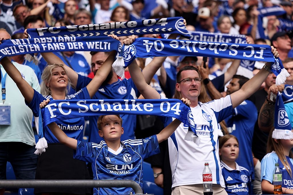 🔥 Best fans in the world? 80,000(!) Schalke supporters at season opener