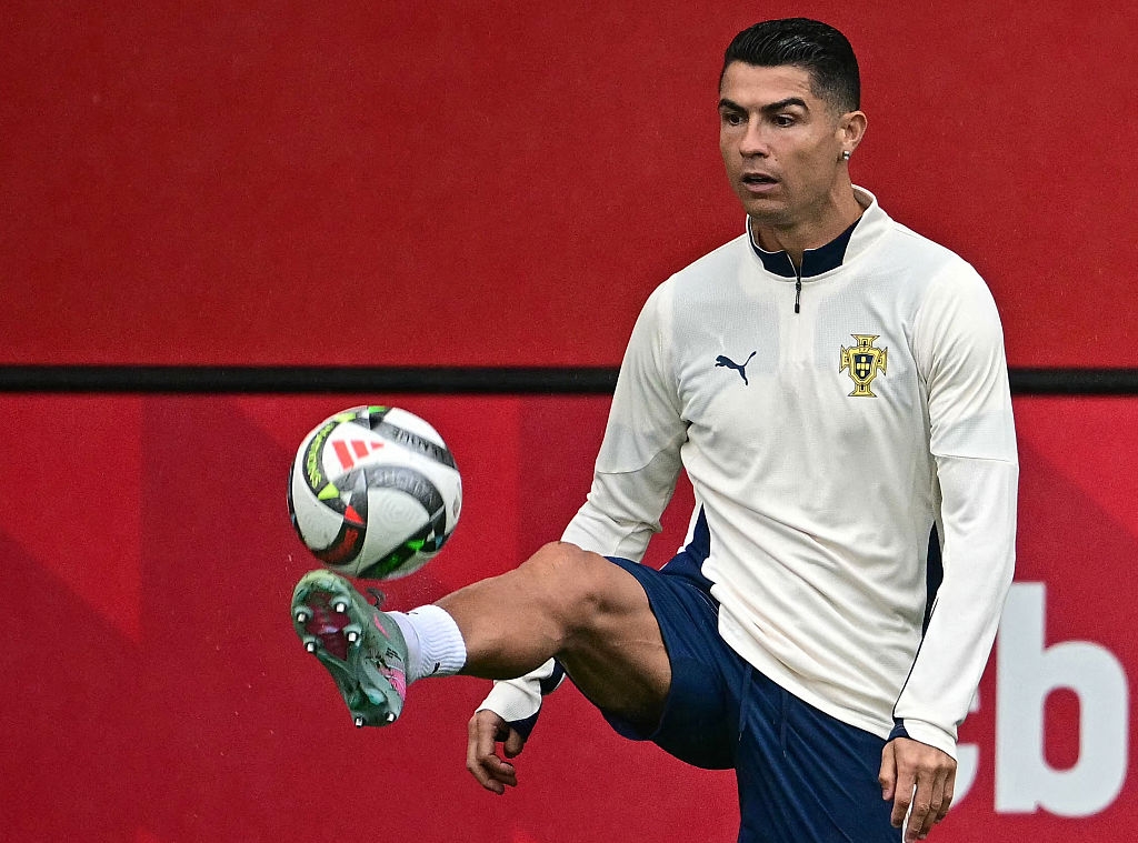 Cristiano Ronaldo responds to talk of playing alongside Messi 👀