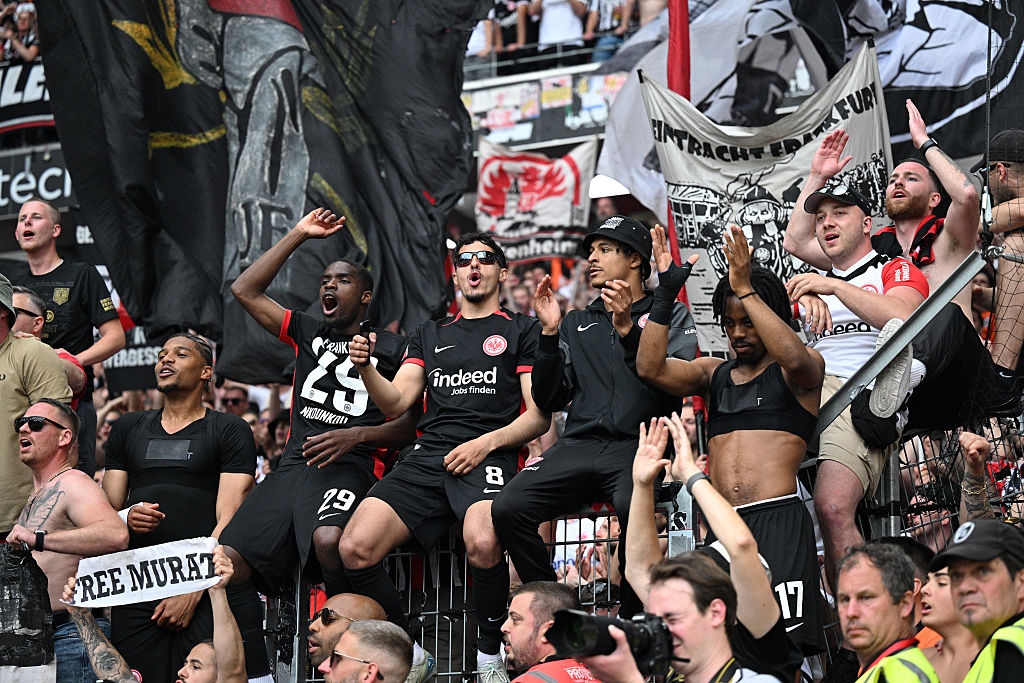 🎥 Party on the motorway: celebrating SGE stars take over service station