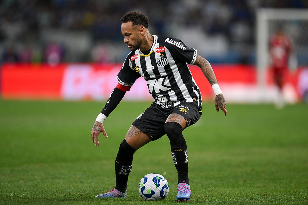 🎥 The lad's left baffled, Neymar dribbles his opponent dizzy