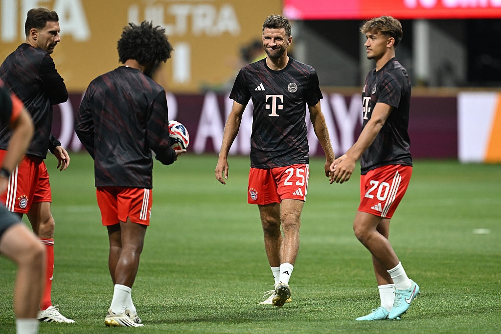 🎥 Bayern stars pay homage to departed star Thomas Müller