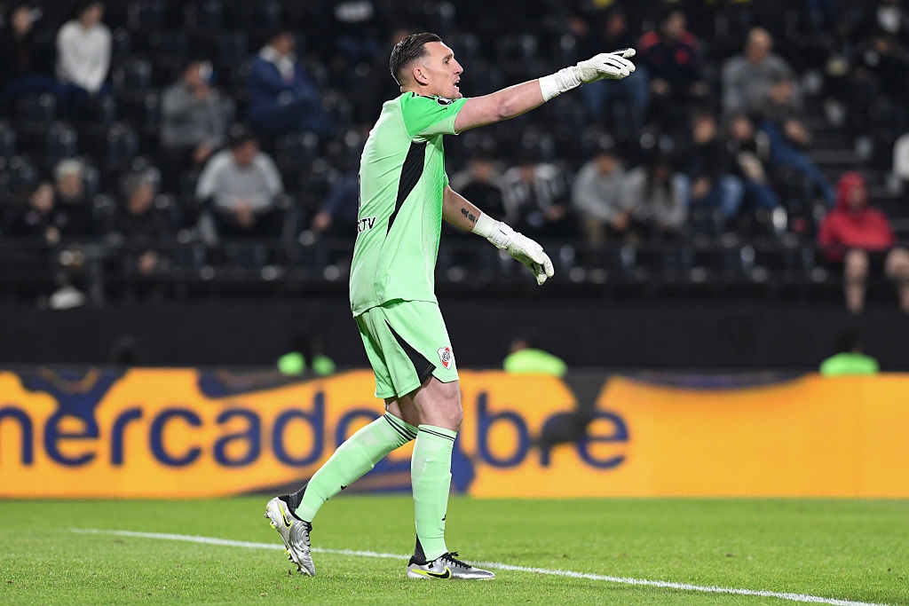 🧤Save of the night: Armani rescues River in Paraguay