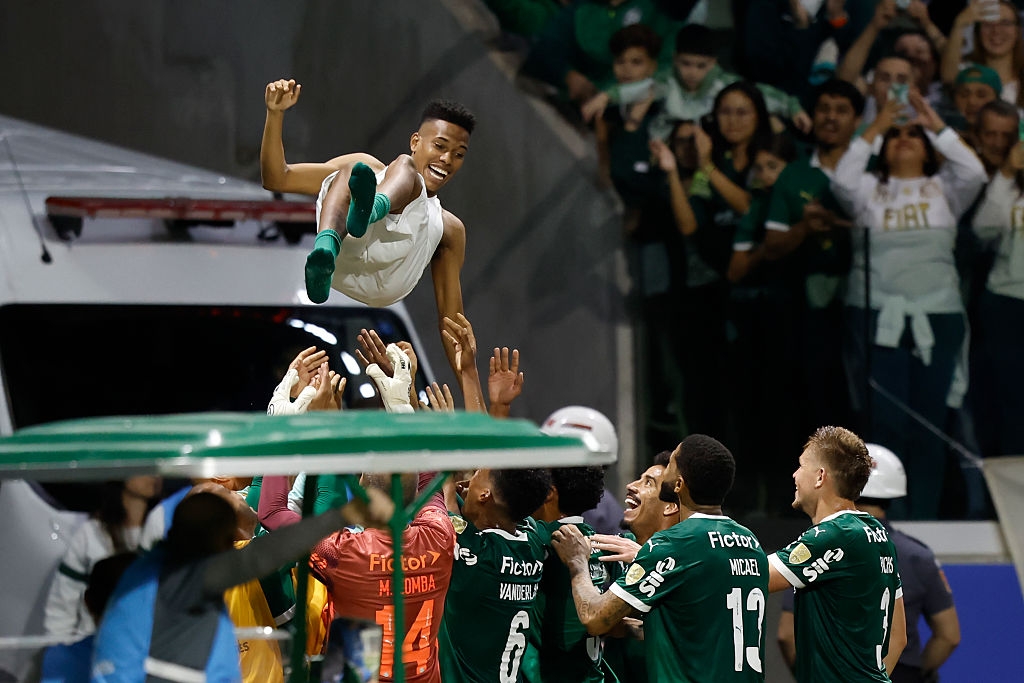 😂 Oi mate! Palmeiras poke fun at Corinthians with 'free access' jibe