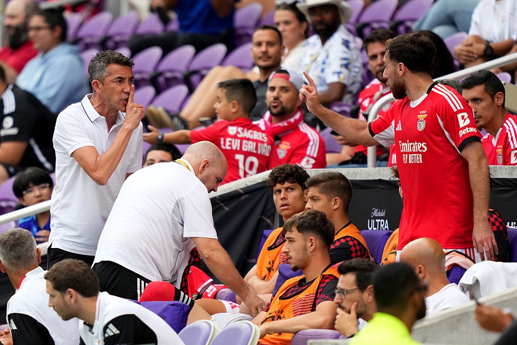 Despite the 6-0 win, Benfica rocked by ugly row between coach and player 🤬📹