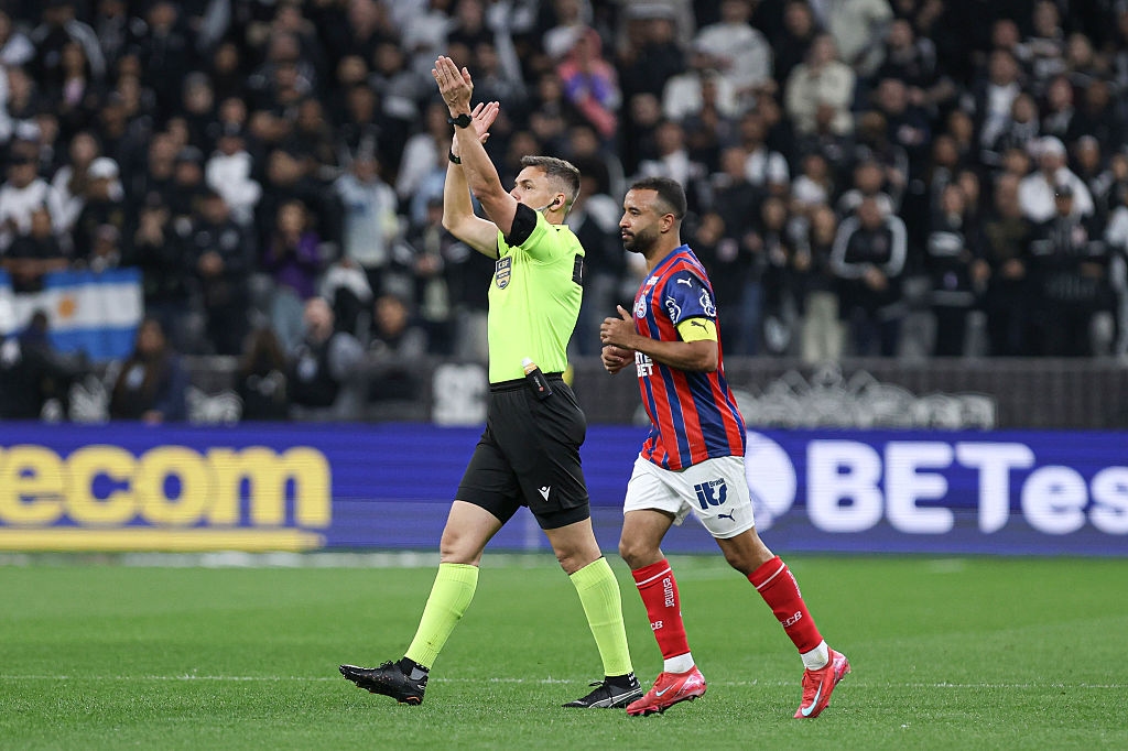 📹 VAR takes eight minutes to review goal in Brasileirão, did you see that?