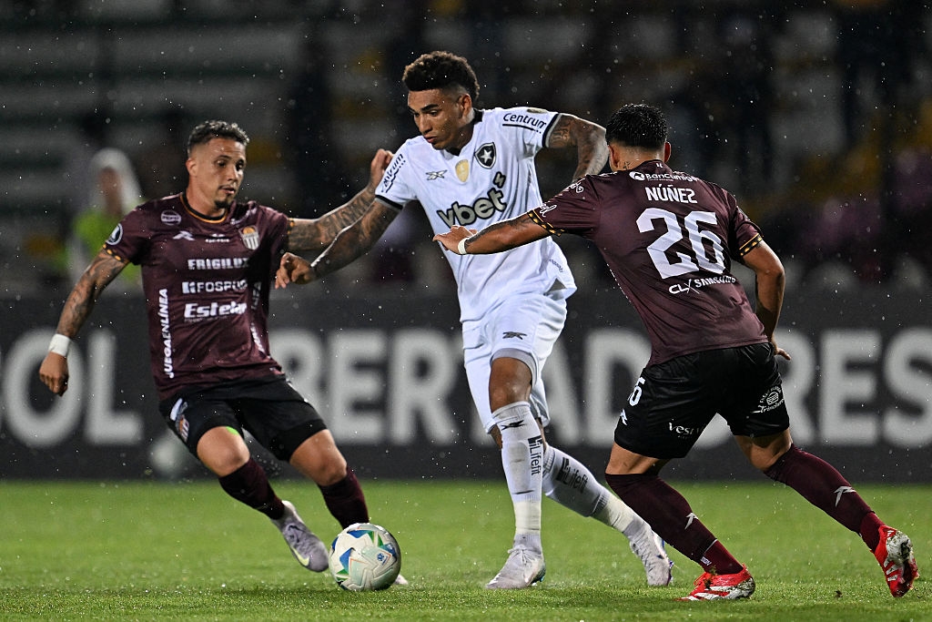 Botafogo edge Carabobo late, Libertadores dream still alive