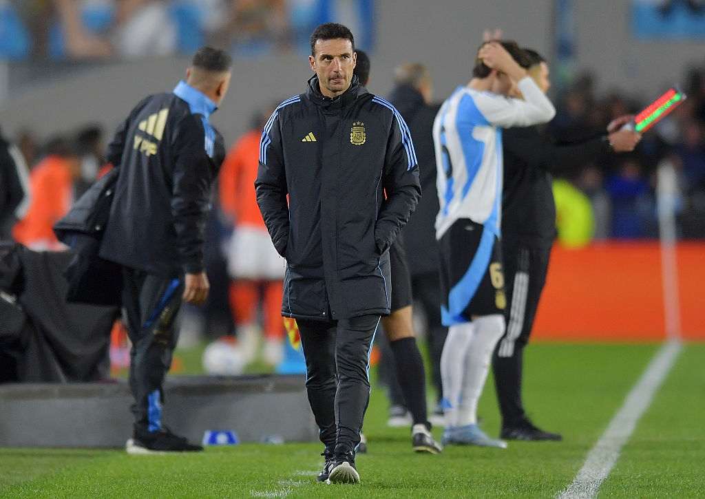 🔍 Looking for another striker, Scaloni faces a big dilemma