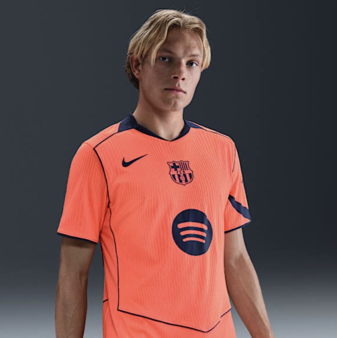 📸 Barça unveil their third kit 🍊