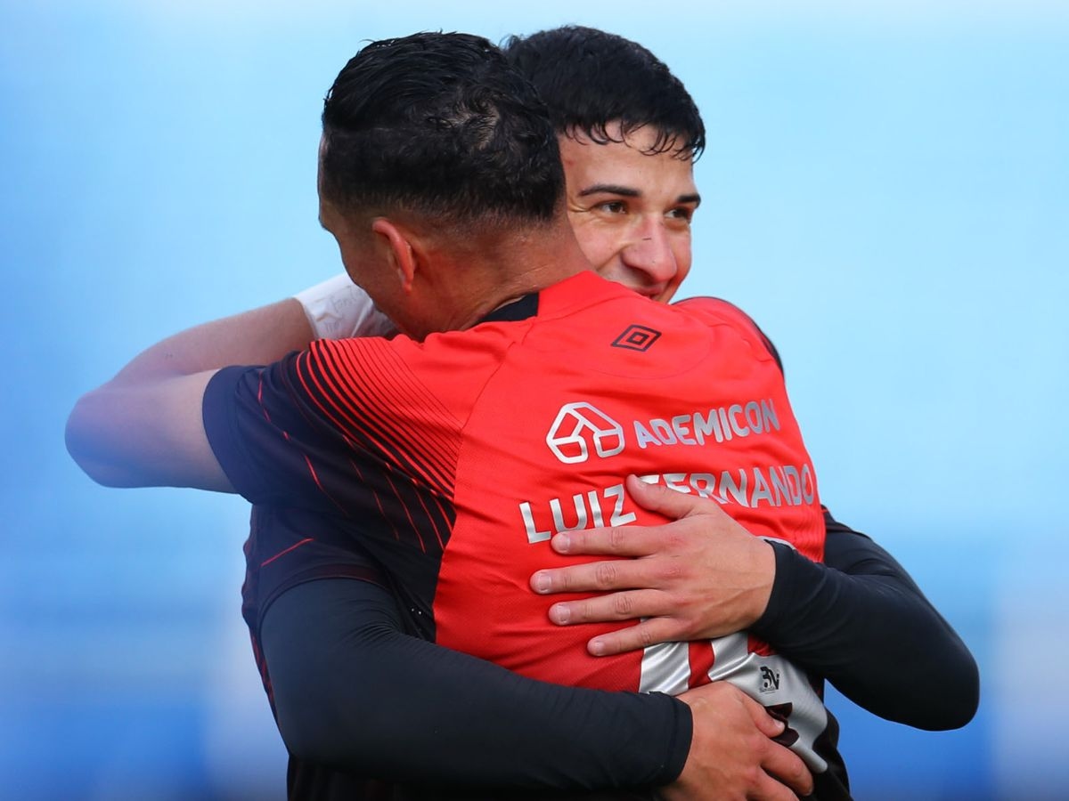 😏 Stunning halfway-line goal in Série B, watch here