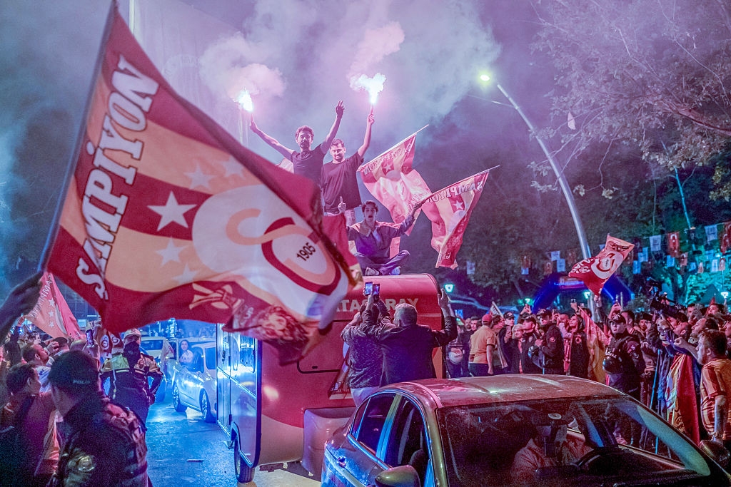 🎥 Galatasaray celebrate title with massive fleet and sea of fans