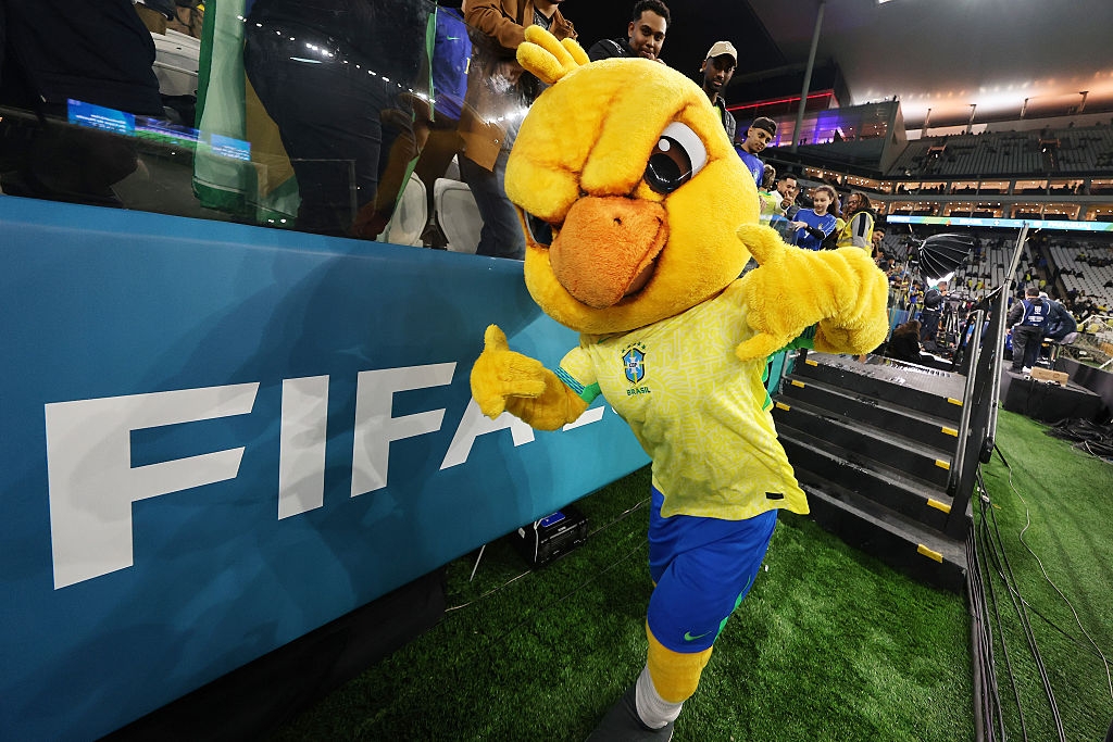 Neymar drops by Brazil's pre-match, fans celebrate in style