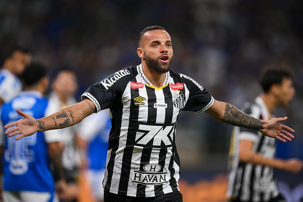 Santos fight back to beat Cruzeiro in BH, pull clear of drop zone