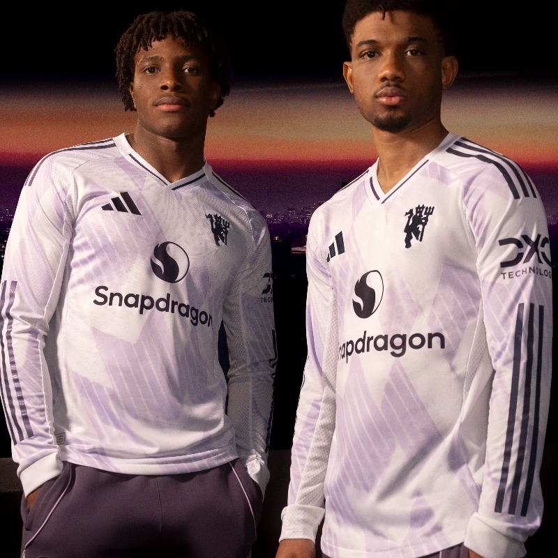 📸 Snow falls on Manchester United's new away kit
