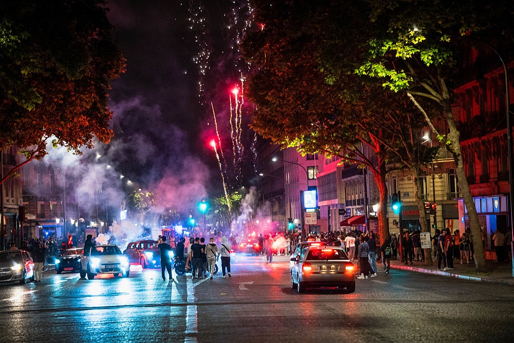 🤯 Fan leaps onto police car: Paris in chaos after CL final