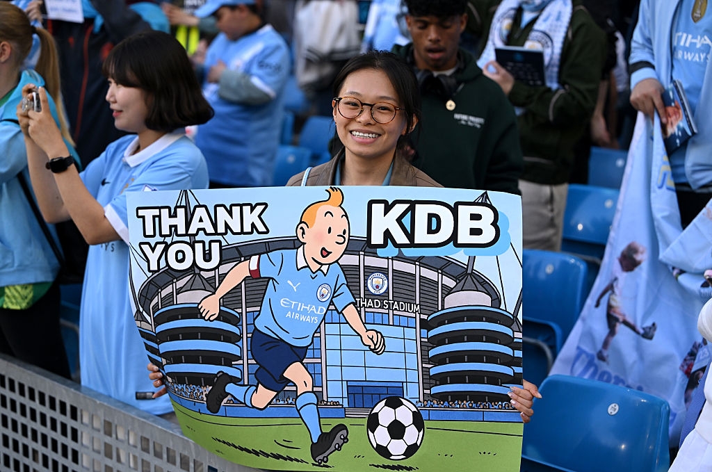 📸 Massive Etihad tifo pays tribute to Kevin De Bruyne 🥲