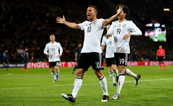 🎥 Lukas Podolski turns 40: four rockets for his birthday cake