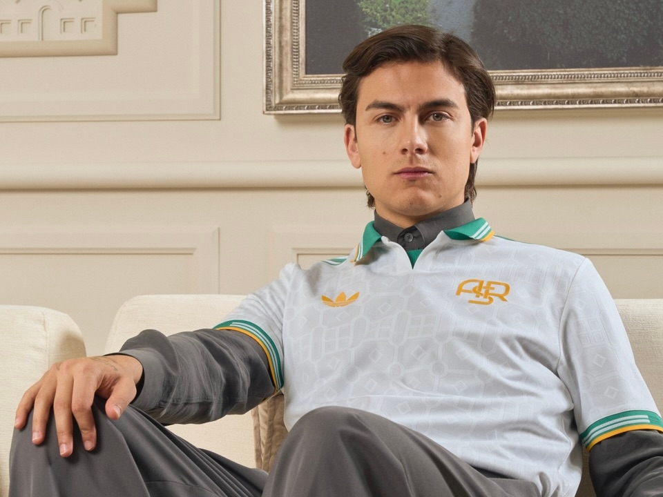 🤌 Roma's third kit: pure elegance, historic badge, green tribute 🌳