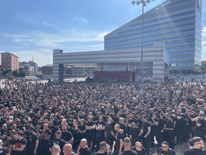 🔴 Sea of fans at Casa Milan, the protest has already begun 📸