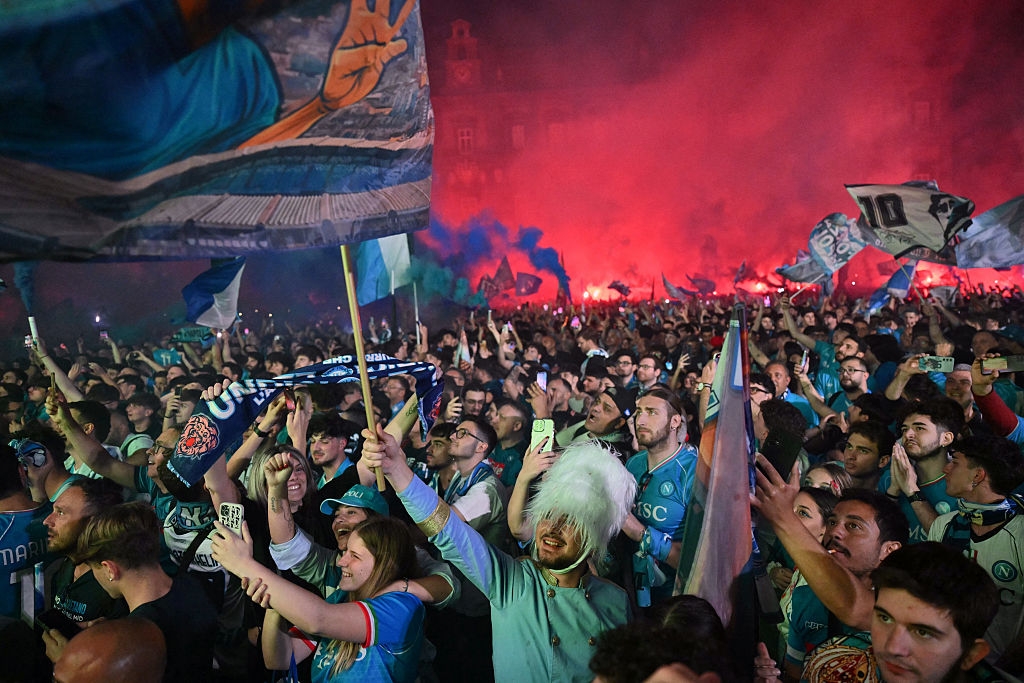 🎥 Napoli crowned Serie A champions, wild scenes as they lift the title 🔥