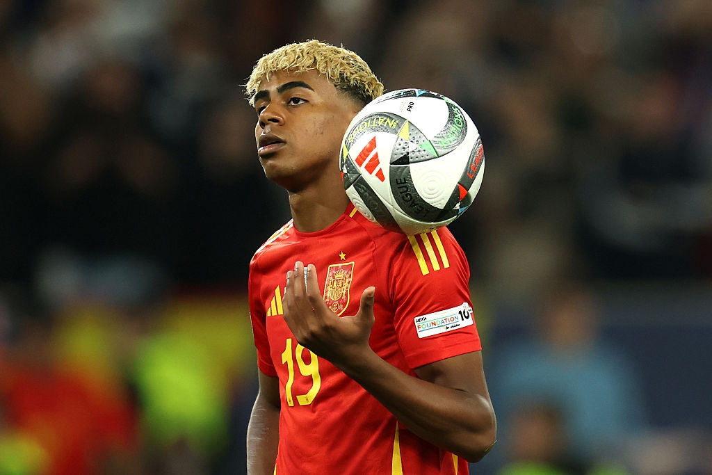Lamine Yamal lives his dream, meets Neymar and plays footvolley 📹