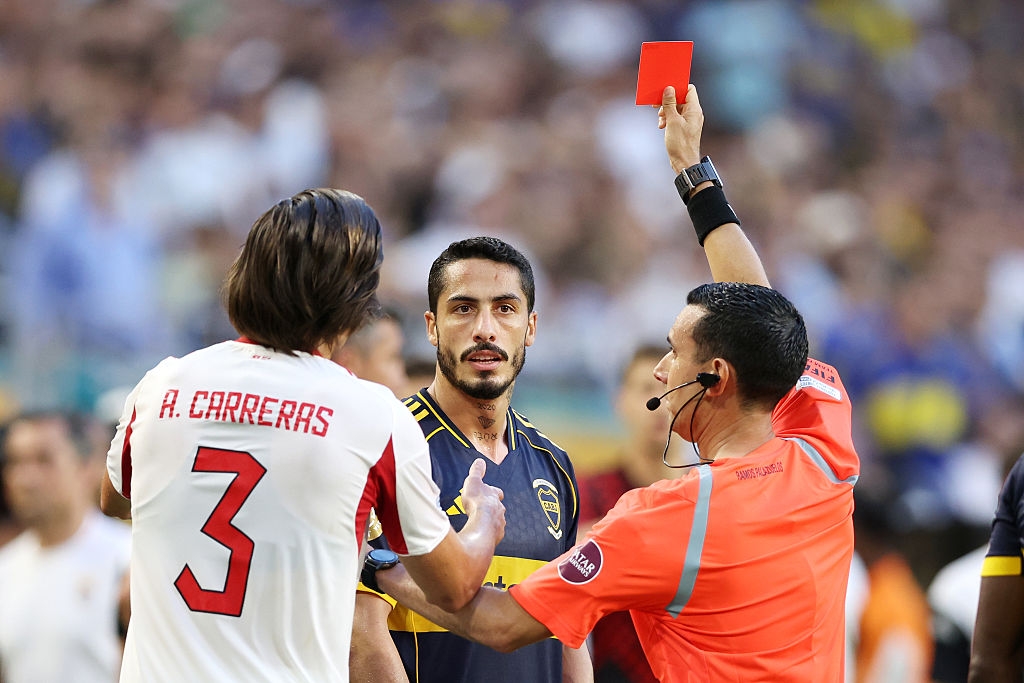 📸 Never seen before: Ref shows Bayern opponent the ‘God card'