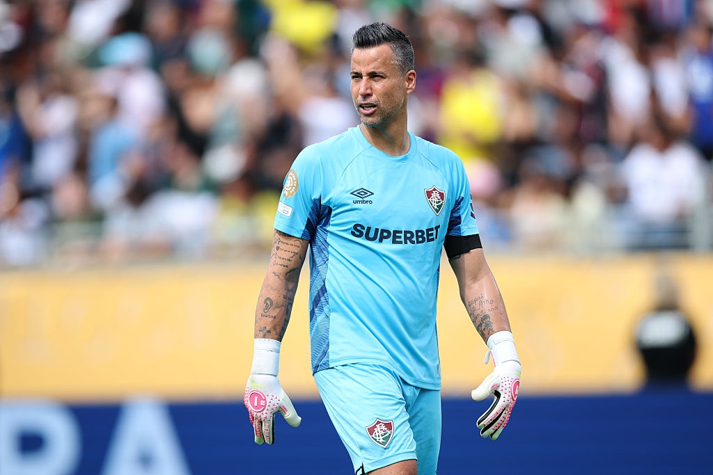 Fábio sets record for most appearances in football history