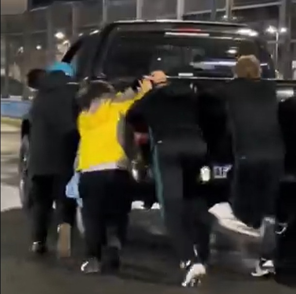 😂 Fans to the rescue! Libertadores hero has to push car after match 🎥
