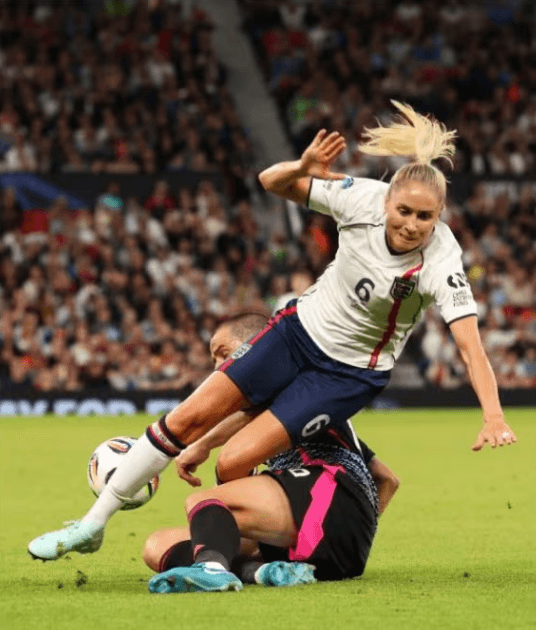 🎥 Bonucci clatters Houghton, social media erupts 🤬, photo: "She's still alive!"