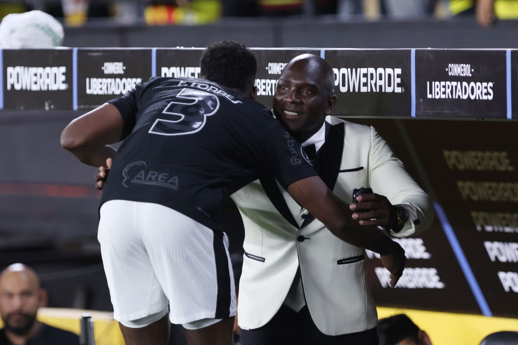 📸 Oscar-Worthy Coaching! Head Coach's Outfit Turns Heads