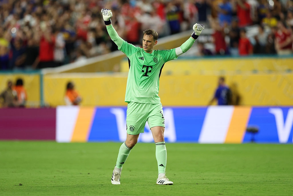📸 Bavarian devil of a keeper! Neuer pulls off a world-class reflex save