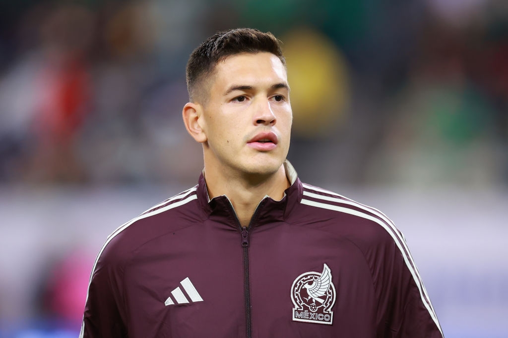 César Montes keeps the door open for Chivas