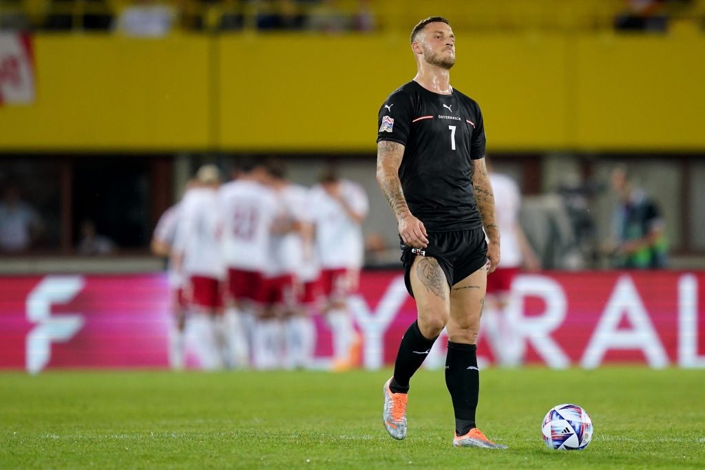 Suddenly a hole appears: international finds himself stuck on the pitch
