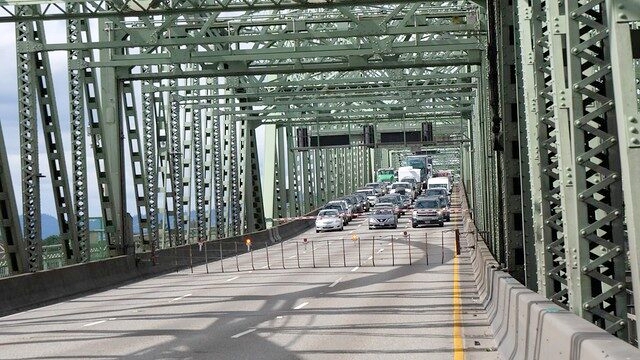 Tolling delay on I-5 bridge could mean higher rates for Oregon, Washington drivers
