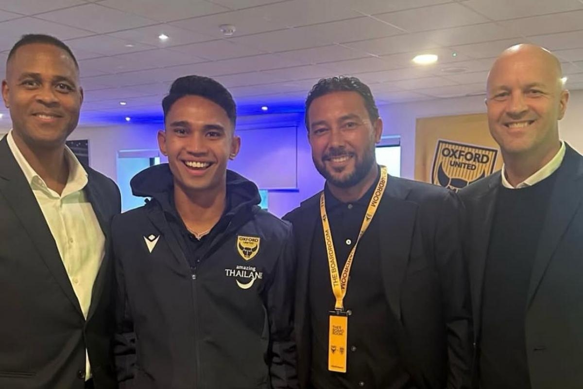 Ex Barcelona players Patrick Kluivert and Jordi Cruyff at Kassam