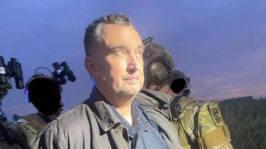 Man suspected of shooting US politicians surrenders to police