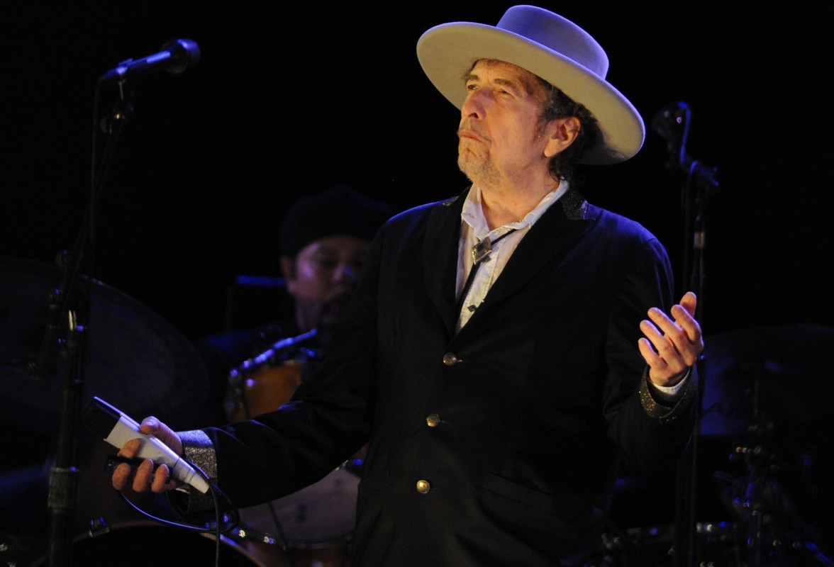 Fans Defend Bob Dylan After He Defies Concert Standard During Performance
