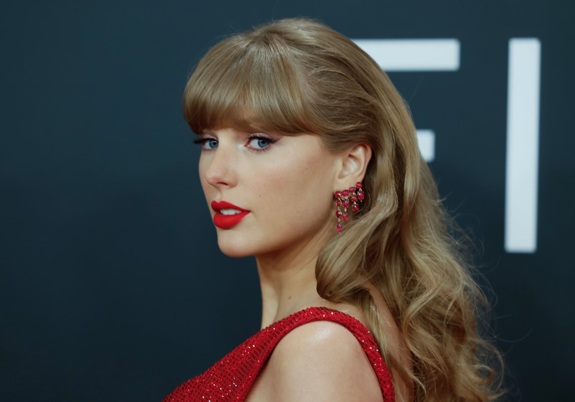 Taylor Swift Makes 'Surprise Appearance' at Kenny Chesney's Vegas Show