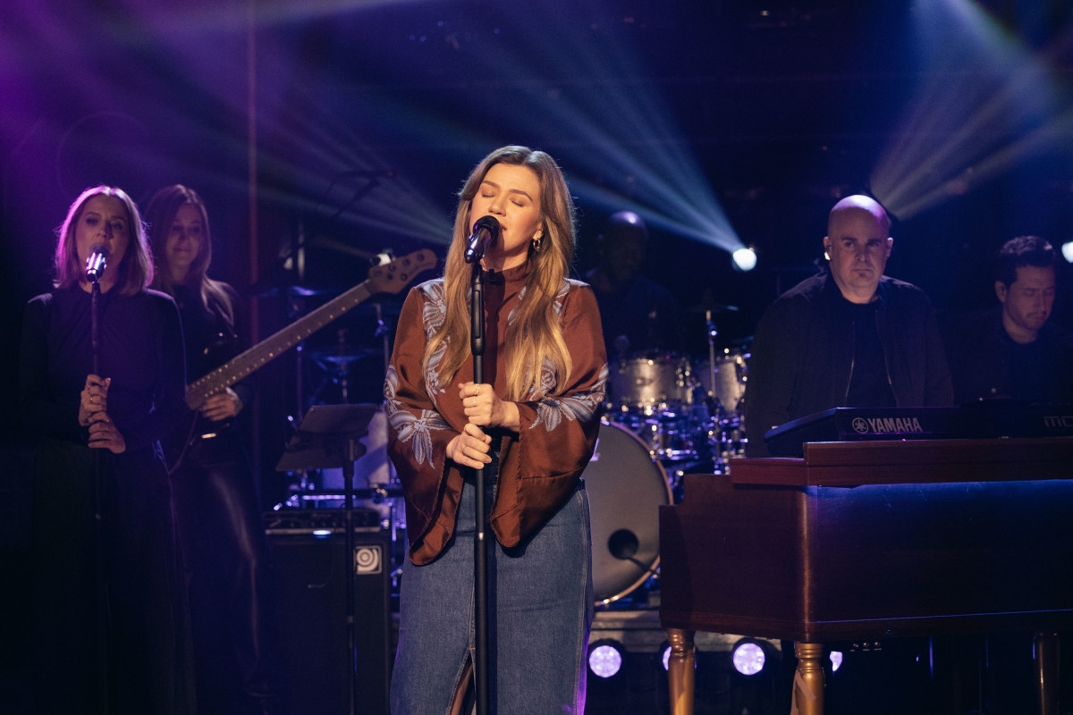 Kelly Clarkson Gives 'Sneak Peek' at 'Extra Special' Kellyoke Performance