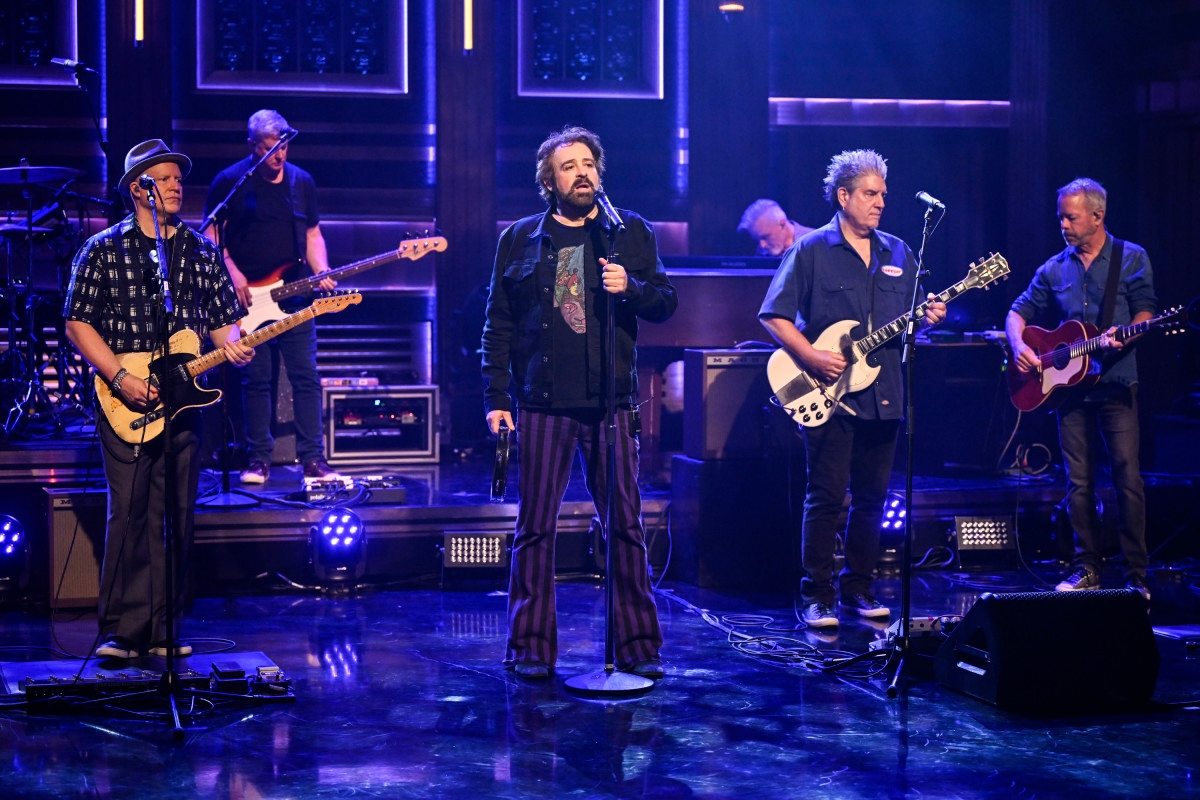'90s Rock Band Makes Fans 'Nostalgic' With 'Tonight Show' Performance