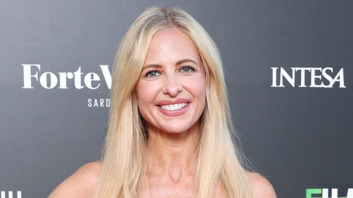 Popular '90s Actress, 48, 'Absolutely Breathtaking' in Yellow Swimsuit