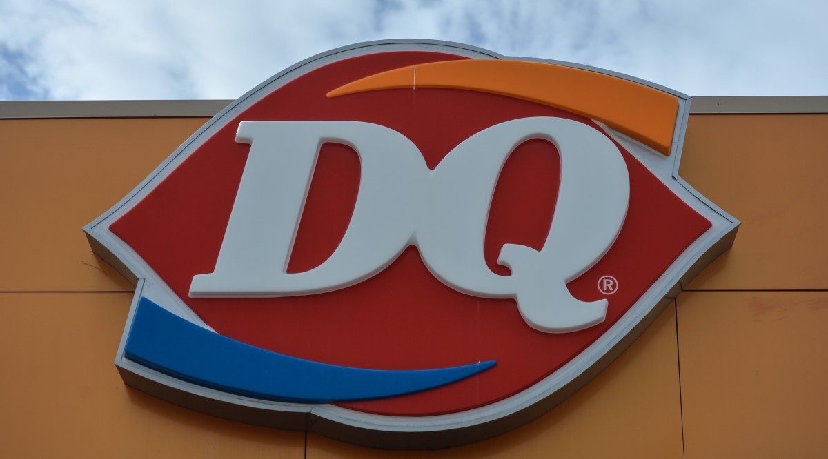 Country Music Legend Shocks Dairy Queen Worker in Drive-Thru in Viral Photo