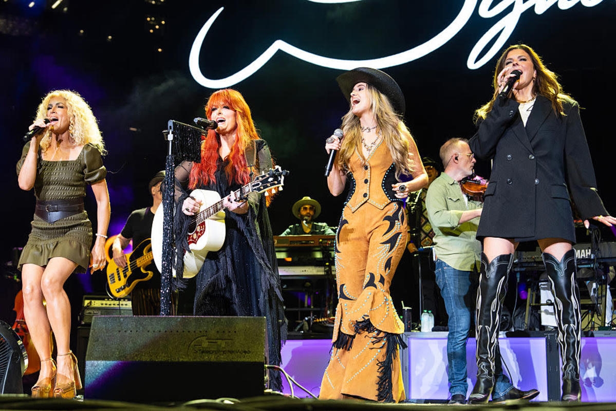 Lainey Wilson Performs With Country Legend, 61, at CMA Fest