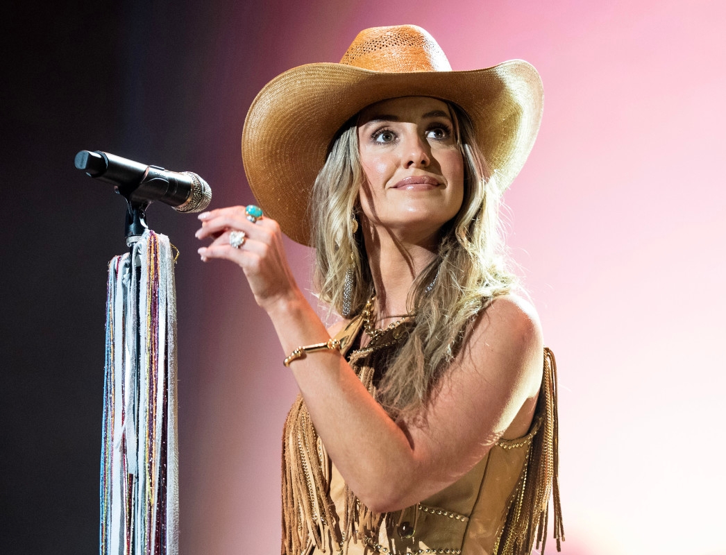 Lainey Wilson Fans 'Obsessed' With Green Leather Cowgirl Outfit: 'Holy Smokes'